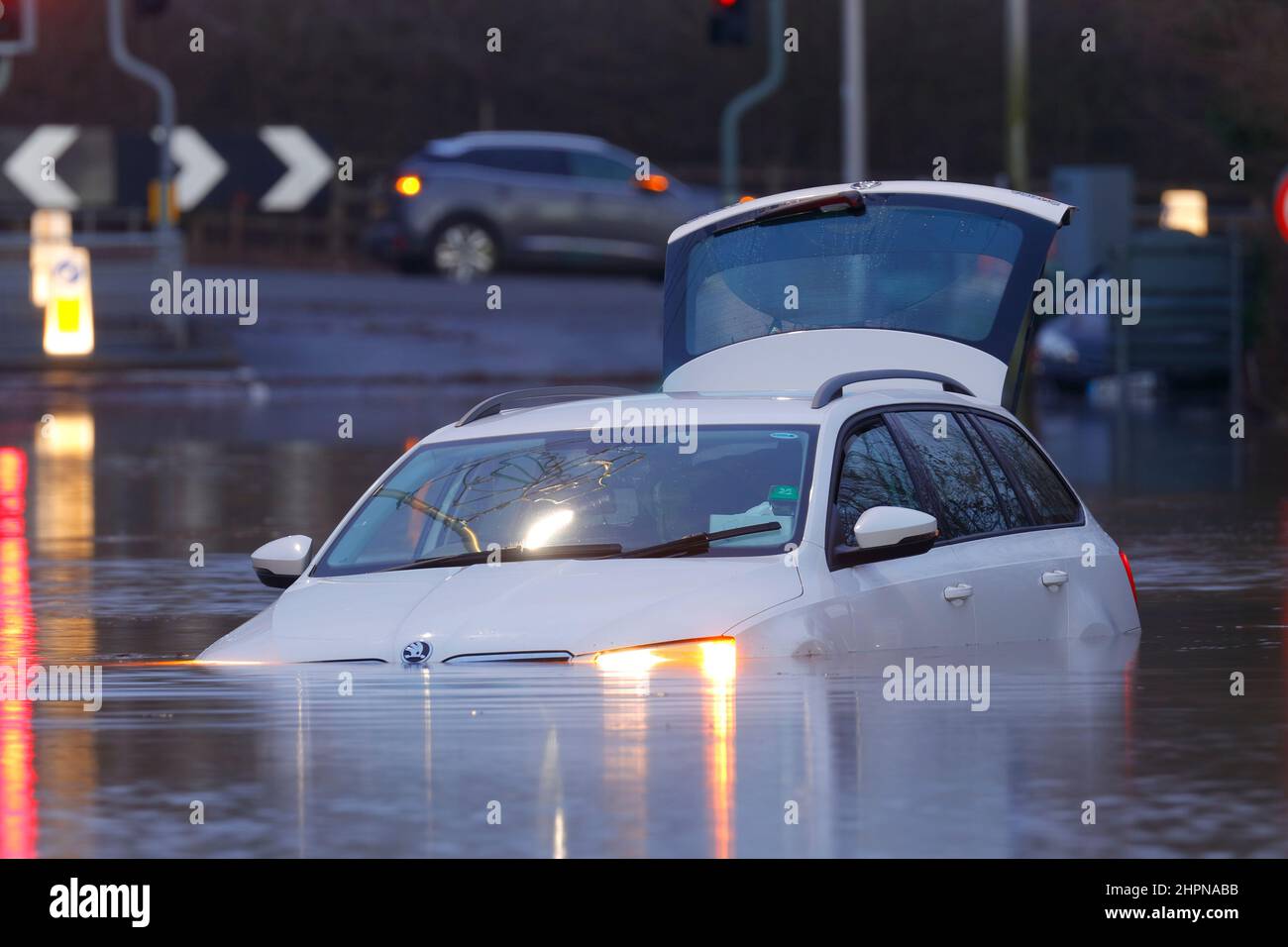 Un'auto viene bloccata su Station Road ad Allerton Bywater durante le inondazioni portate da Storm Franklin Foto Stock