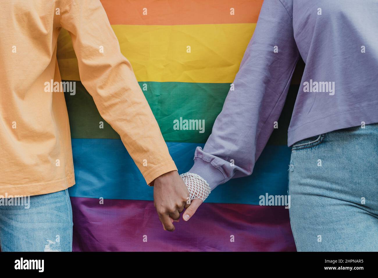 La coppia di prodotto tiene le mani e tiene le mani Foto Stock