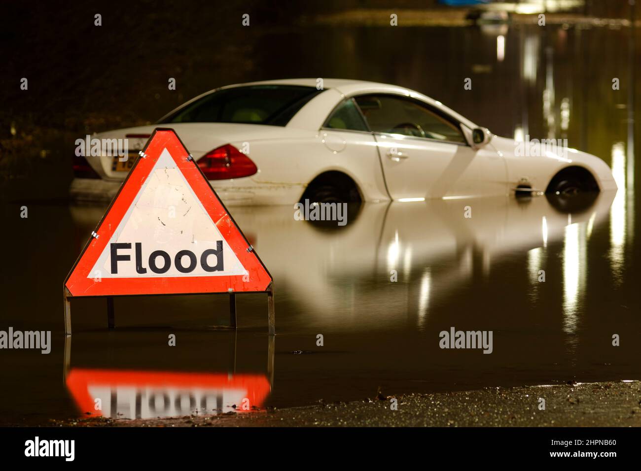 Una Mercedes viene sommersa in acqua di mare su Barnsdale Road a Castleford dopo che Storm Franklin ha portato la pioggia pesante nella regione. Foto Stock