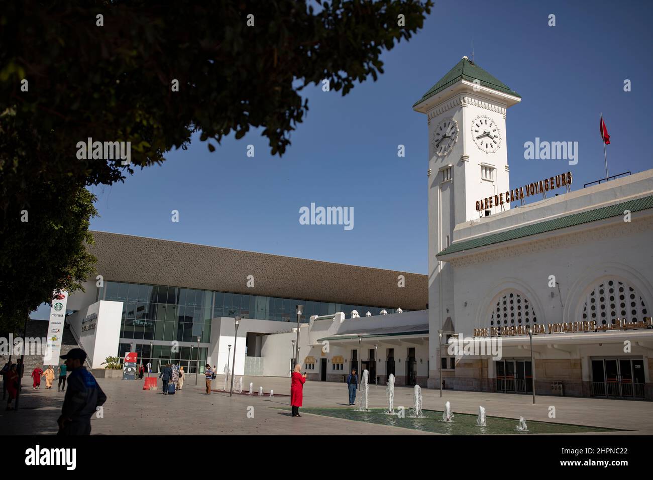 L'antica stazione coloniale francese della stazione ferroviaria Casa Voyageurs si trova ancora accanto alla nuova stazione contemporanea di Casablanca, in Marocco. Foto Stock
