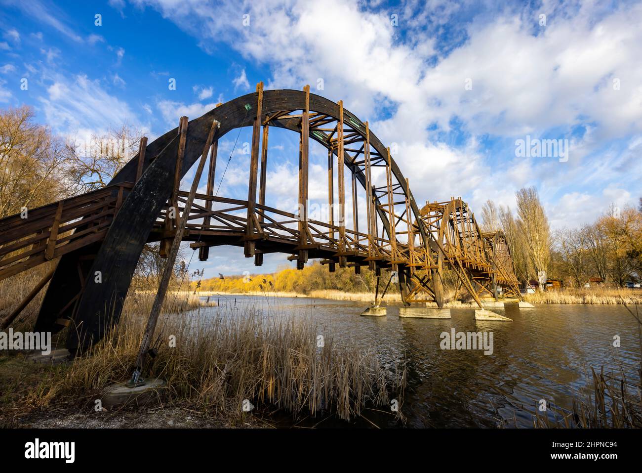 Ponte di legno nella riserva naturale di Balaton-felvideki, Kis-Balaton, Transdanubia, Ungheria Foto Stock