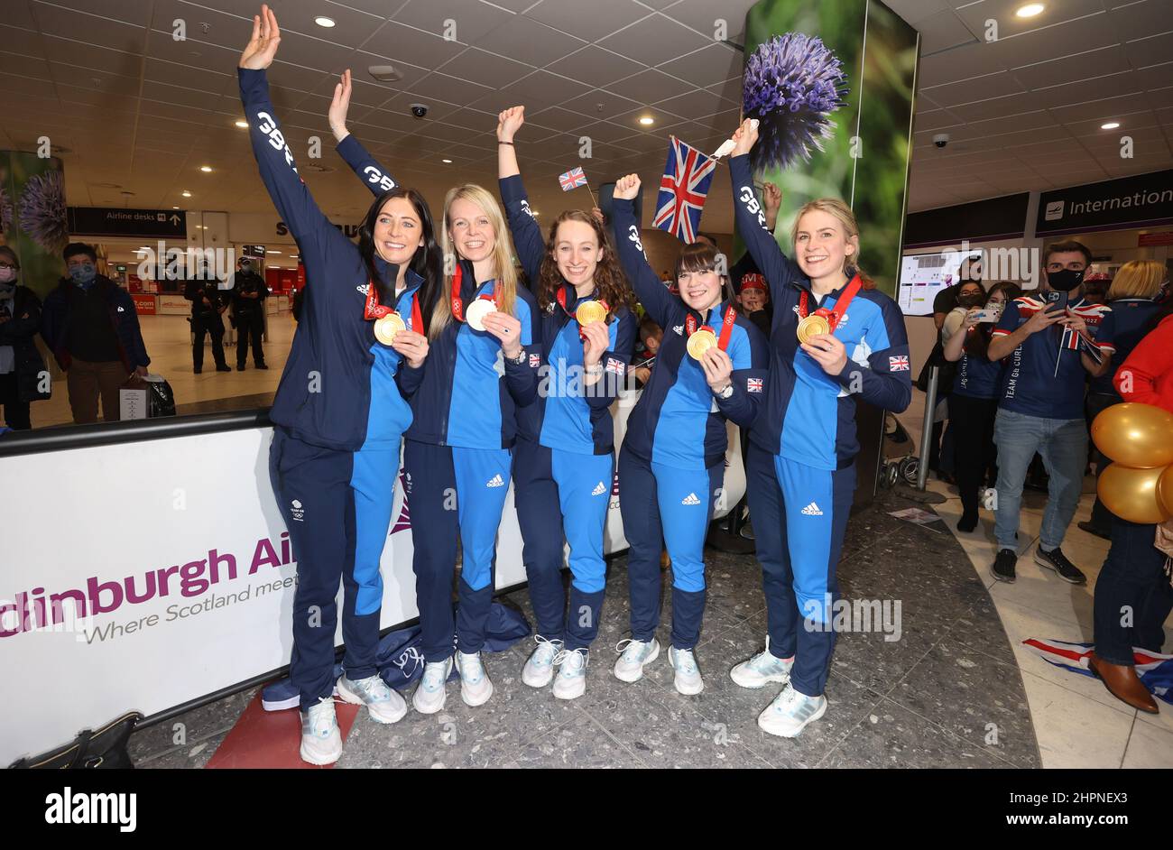 La Gran Bretagna curling Gold Medalists Eve Muirhead, Vicky Wright, Jennifer Dodds, Hailey Duff e Mili Smith arrivano all'aeroporto di Edimburgo. La Gran Bretagna ha vinto due medaglie alle Olimpiadi invernali di Pechino, con la squadra di curling femminile di Eve Muirhead che ha preso l'oro, mentre gli uomini di Bruce Mouat tornano a casa con l'argento. Data immagine: Martedì 22 febbraio 2022. Foto Stock