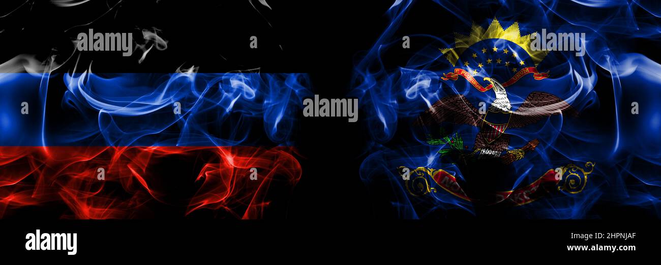 Donetsk Repubblica popolare vs bandiera del Dakota del Nord. Bandiere di fumo affiancate isolate su sfondo nero. Foto Stock