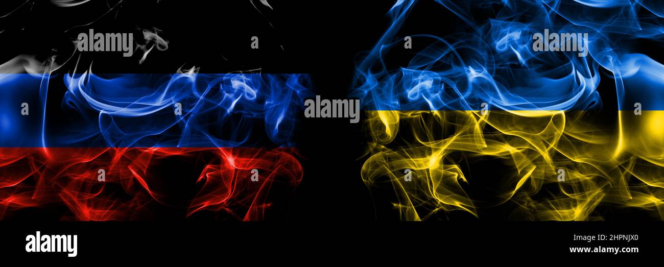Donetsk Repubblica popolare contro Ucraina, bandiera Ucraina. Bandiere di fumo affiancate isolate su sfondo nero. Foto Stock