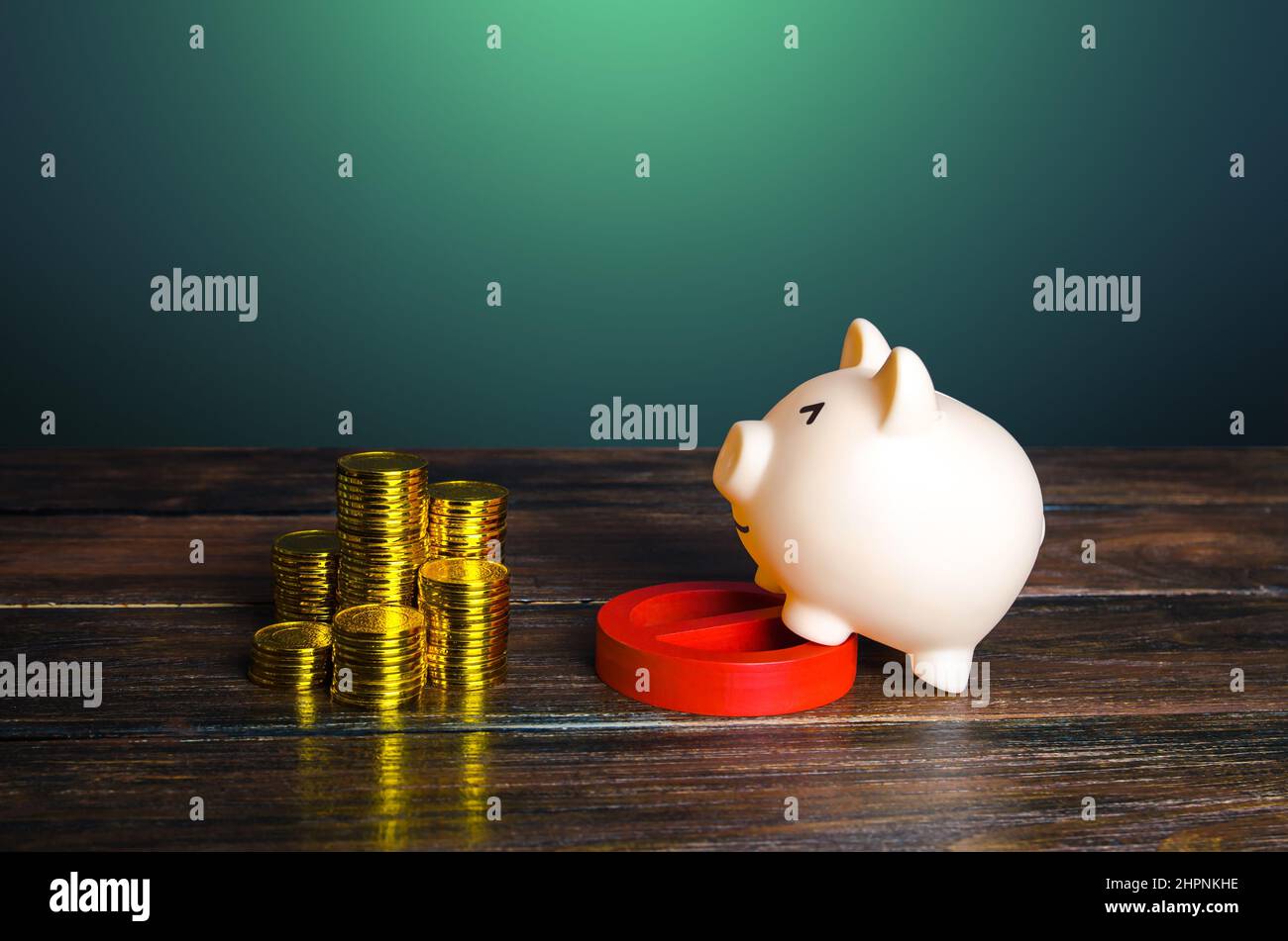 La Piggy Bank annulla le restrizioni sui soldi. Fermare le sanzioni, sbloccare i beni di capitale. Superare le difficoltà, raggiungere l'obiettivo. Successo e ricchezza. Econom Foto Stock