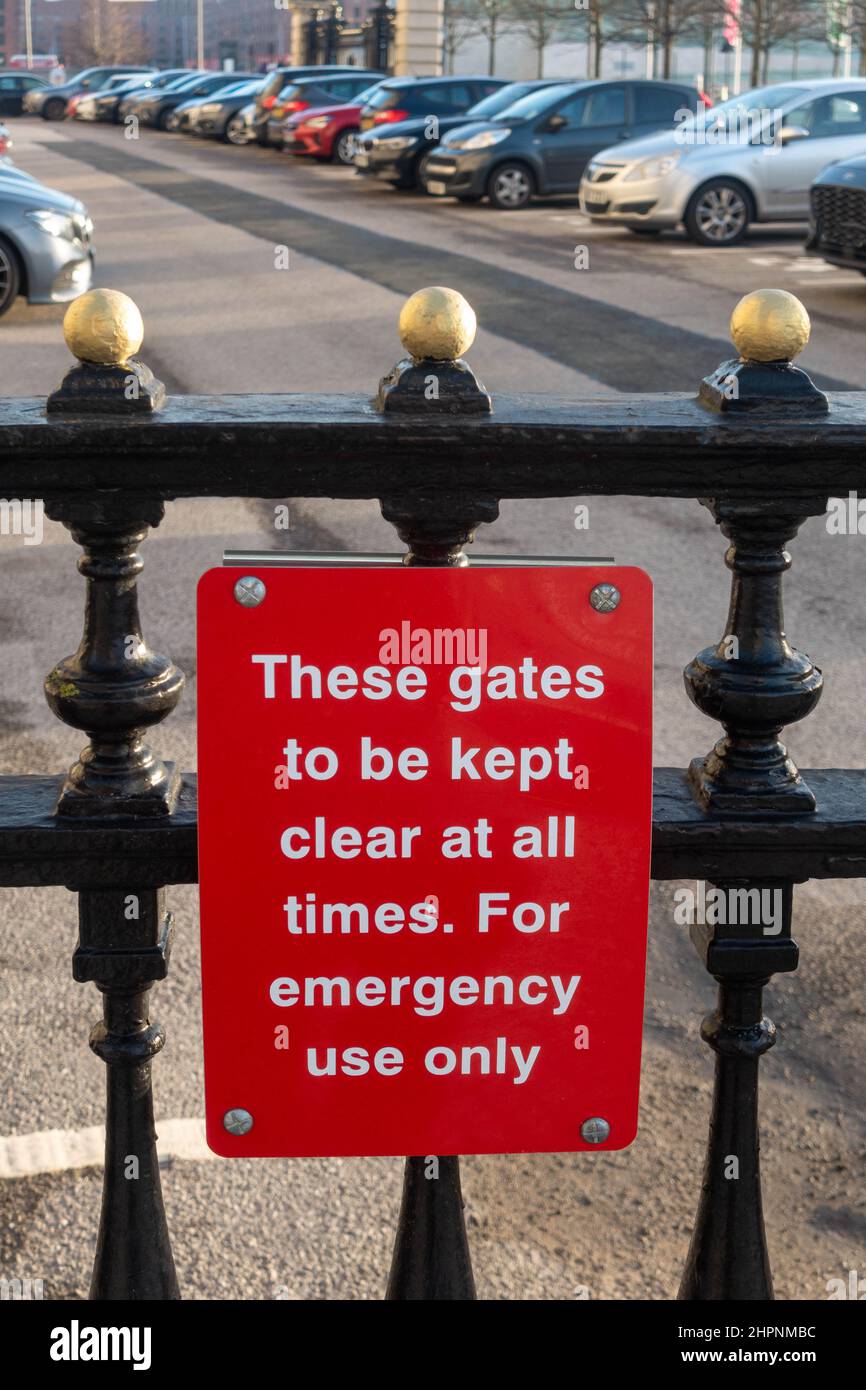 Cartello di avvertimento sul cancello di emergenza al Three Graces di Liverpool Foto Stock