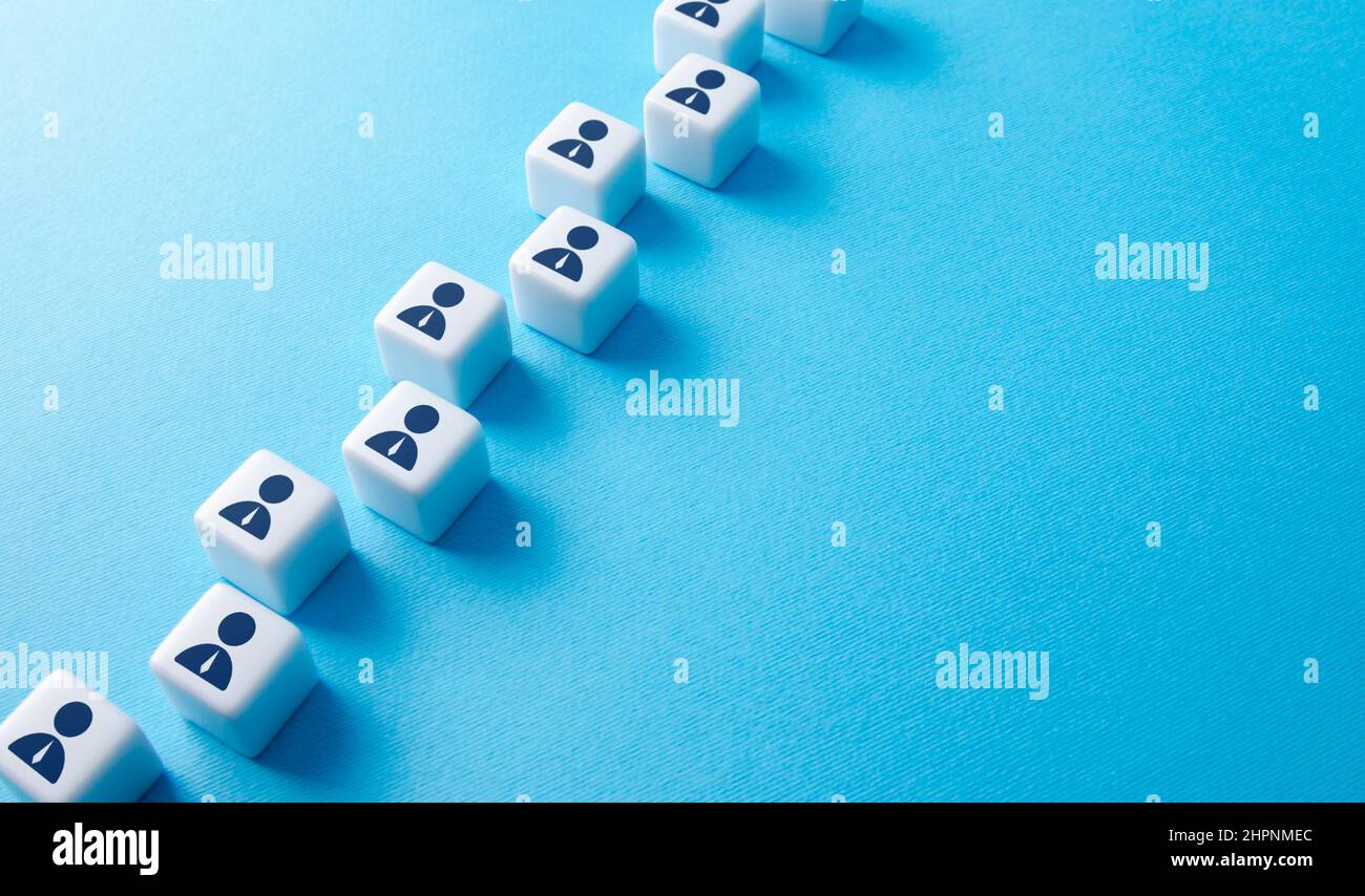 Blocchi con persone in una catena sequenziale. Risorse umane e forza lavoro. Ricerca di candidati, assunzione di nuovi dipendenti per posti vacanti. Comunicazione. Foto Stock