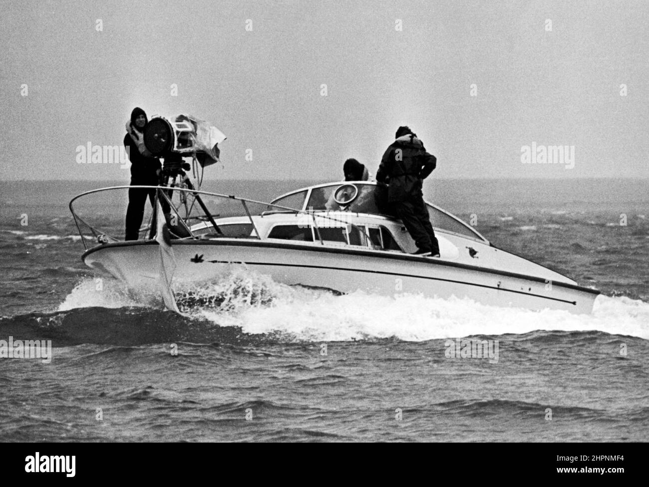 AJAXNETPHOTO. 1975. PORTLAND, INGHILTERRA. - PIATTAFORMA DI FILM - UN MOTORE DI FAIREY CRUISER CHE È USATO COME PIATTAFORMA DI MACCHINA FOTOGRAFICA PER FILMARE WEYMOUTH SPEED WEEK EVENTS.PHOTO:JONATHAN EASTLAND/AJAX REF:WEY 75 Foto Stock