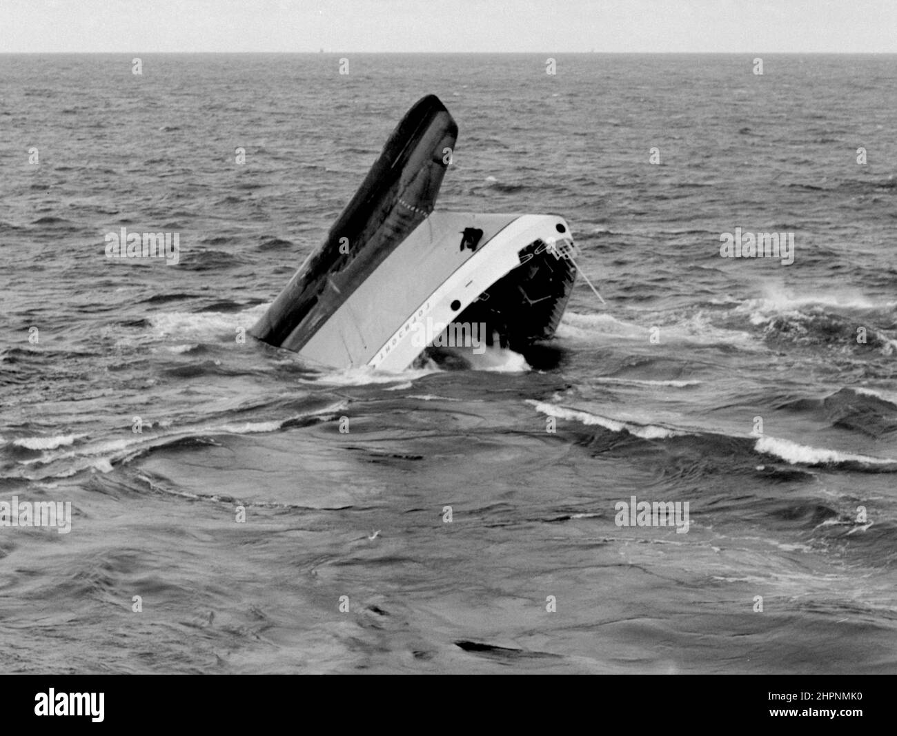 AJAXNETPHOTO. NOVEMBRE, 1975. CANALE INGLESE. - COLLISIONE CON GORIZONT - GLI ARCHI DELLA NAVE RUSSA GORIZONT CHE PROTRUDE DA 38 FALCHI D'ACQUA DOVE AFFONDÒ NEL CANALE 22 MIGLIA A SUD DELL'ISOLA DI WIGHT LA NOTTE DEL 25TH NOVEMBRE '75. IL GORIZONT AFFONDÒ DOPO ESSERE STATO IN COLLISIONE CON L'IFNI, UNA NAVE DA CARICO MORROCAN. IL SUO EQUIPAGGIO È STATO PORTATO FUORI DAL TRAWLER RUSSO CHE STAVA FORNENDO E CI SONO STATI RITENUTI NON FERITI.PHOTO: AJAX NEWS PHOTOS REF:752811 9 Foto Stock