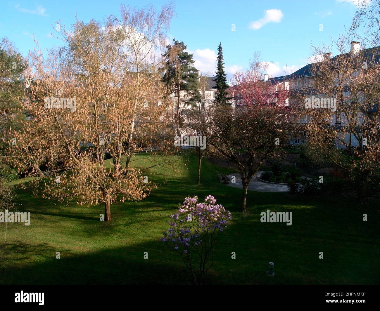 AJAXNETPHOTO. LOUVECIENNES, FRANCIA. - GIARDINO PRIVATO PER I RESIDENTI DI APPARTAMENTI IN UN DOMINIO SULLE ALTEZZE NORD EST DEL CENTRO DEL VILLAGGIO CHE DOMINA IL FIUME SENNA; UNO DEI MOLTI LUOGHI NELLA ZONA VISITATI DA 19TH SECOLO PITTORI IMPRESSIONISTI COME ALFRED SISLEY, CAMILLE PISSARRO, AUGUSTE RENOIR E ALTRI PRIMA DELLA MODERNA RISTRUTTURAZIONE DEL PAESAGGIO. PHOTO:JONATHAN EASTLAND/AJAX REF:GR080804 642 Foto Stock