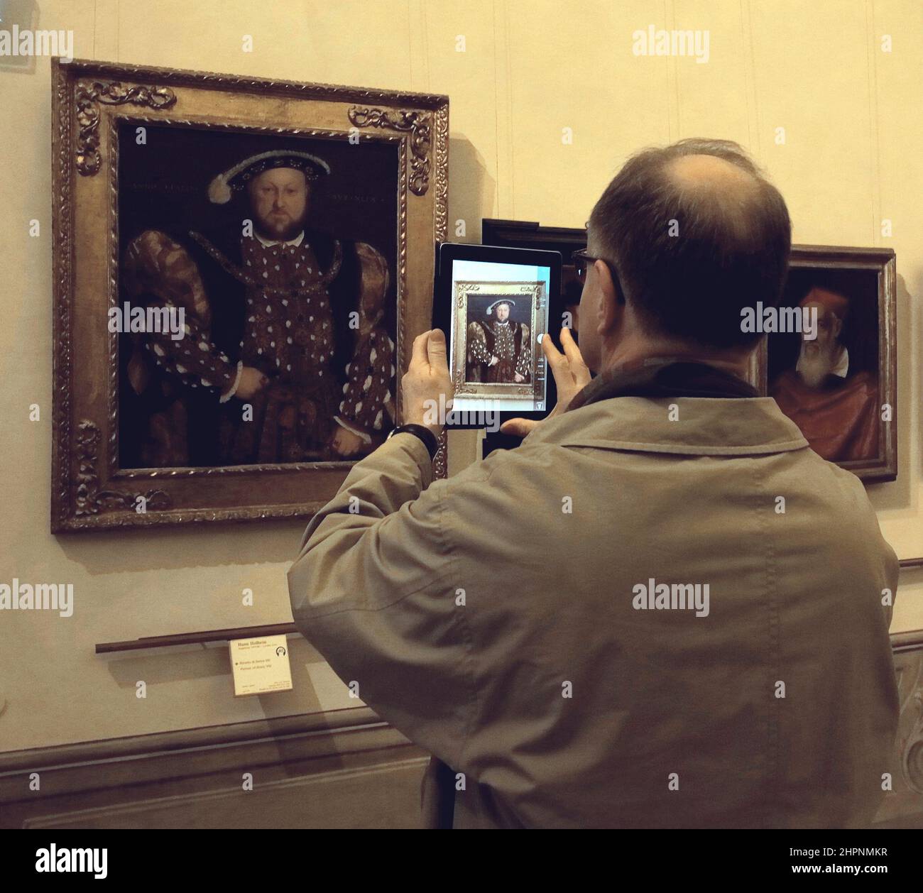 AJAXNETPHOTO. 2015. ROMA, ITALIA. DI PUBBLICO DOMINIO - UN VISITATORE DELLA GALLERIA DEL MUSEO UTILIZZA LA FOTOCAMERA IN UN COMPUTER DI TIPO TABLET PER FOTOGRAFARE UN DIPINTO DI HANS HOLBEIN DI HENRY VIII.PHOTO:JONATHAN EASTLAND/AJAX REF:GR151012 75219 Foto Stock