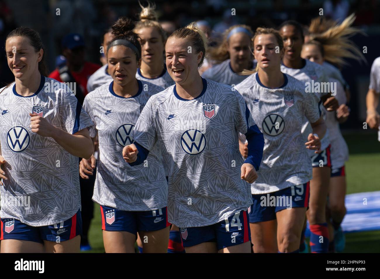 Carson, California, Stati Uniti. 20th Feb 2022. Il difensore degli Stati Uniti Emily Sonnet (14) esce dal campo con i suoi compagni di squadra dopo il riscaldamento prima di una partita di calcio internazionale tra gli Stati Uniti e la Nuova Zelanda, nella SheBelieves Cup, al Dignity Health Sports Park di Carson, California. Justin fine/CSM/Alamy Live News Foto Stock