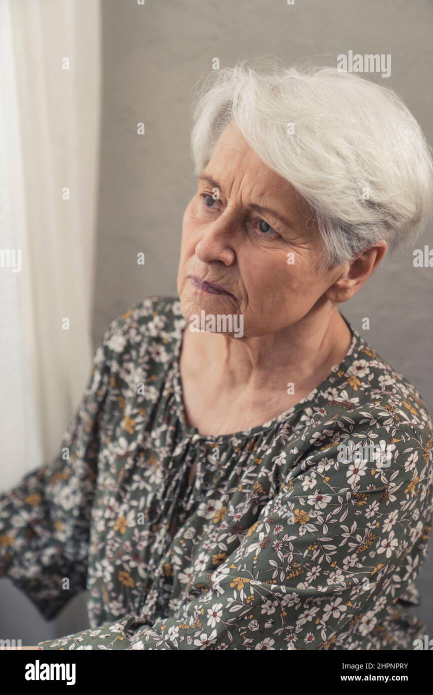 ritratto verticale colpo caucasico devastato anziano depressa donna pensionato. Foto di alta qualità Foto Stock