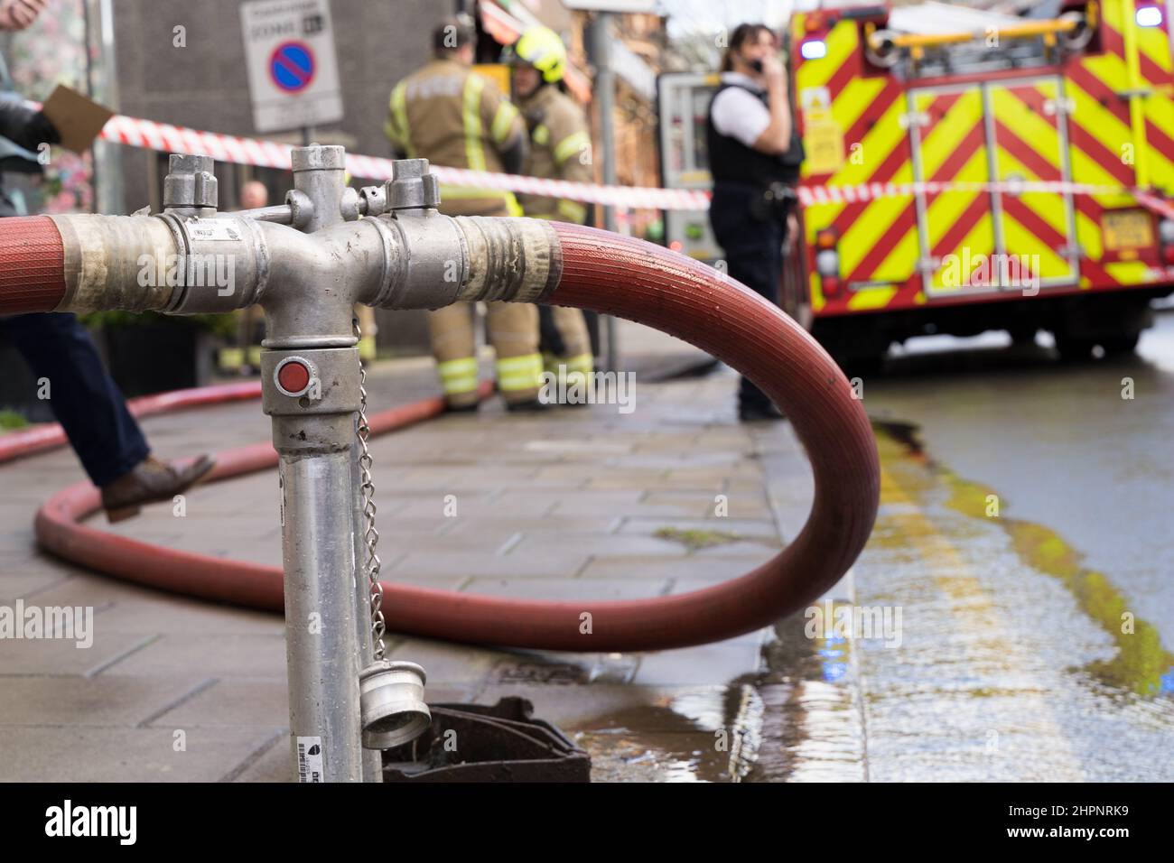 Londra UK, 22 febbraio 2022. Nel primo pomeriggio, i motori e gli equipaggi antincendio di Londra hanno assistito a un incendio pianeggiante scoppiato sopra un negozio vicino a lee green Lewisham sud-est di Londra. La causa del fuoco era sotto indagine. Credit: Xiu Bao/Alamy Live News Foto Stock