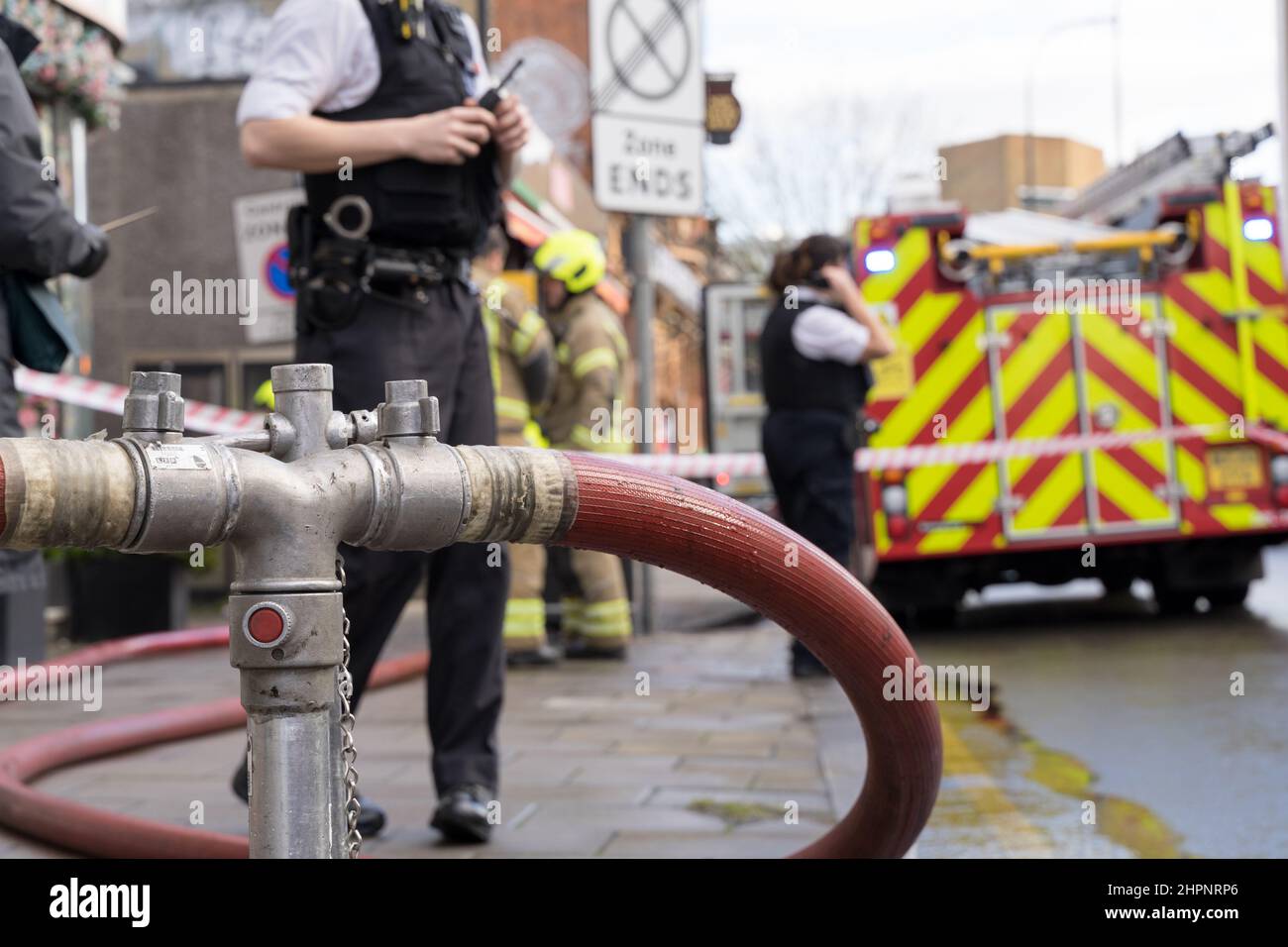 Londra UK, 22 febbraio 2022. Nel primo pomeriggio, i motori e gli equipaggi antincendio di Londra hanno assistito a un incendio pianeggiante scoppiato sopra un negozio vicino a lee green Lewisham sud-est di Londra. La causa del fuoco era sotto indagine. Credit: Xiu Bao/Alamy Live News Foto Stock