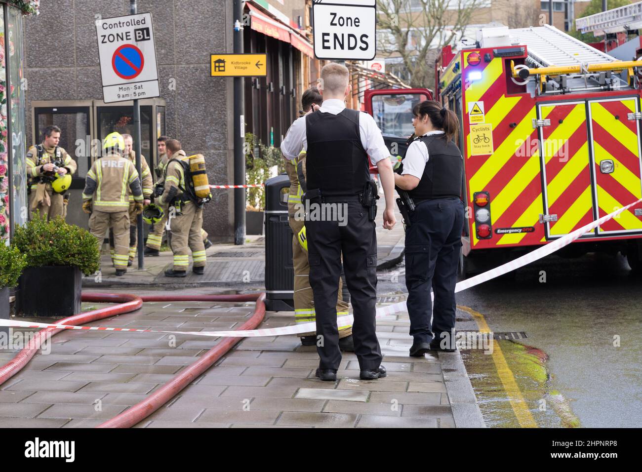 Londra UK, 22 febbraio 2022. Nel primo pomeriggio, i motori e gli equipaggi antincendio di Londra hanno assistito a un incendio pianeggiante scoppiato sopra un negozio vicino a lee green Lewisham sud-est di Londra. La causa del fuoco era sotto indagine. Credit: Xiu Bao/Alamy Live News Foto Stock