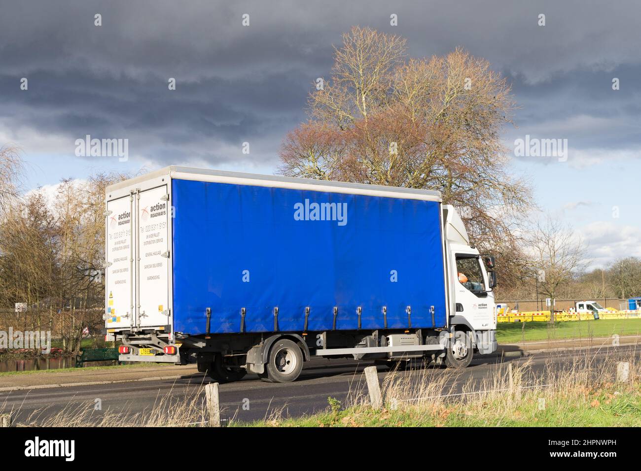 HGV con pannelli laterali blu dal servizio di distribuzione pallet sulla strada A2 Londra Inghilterra Regno Unito Foto Stock