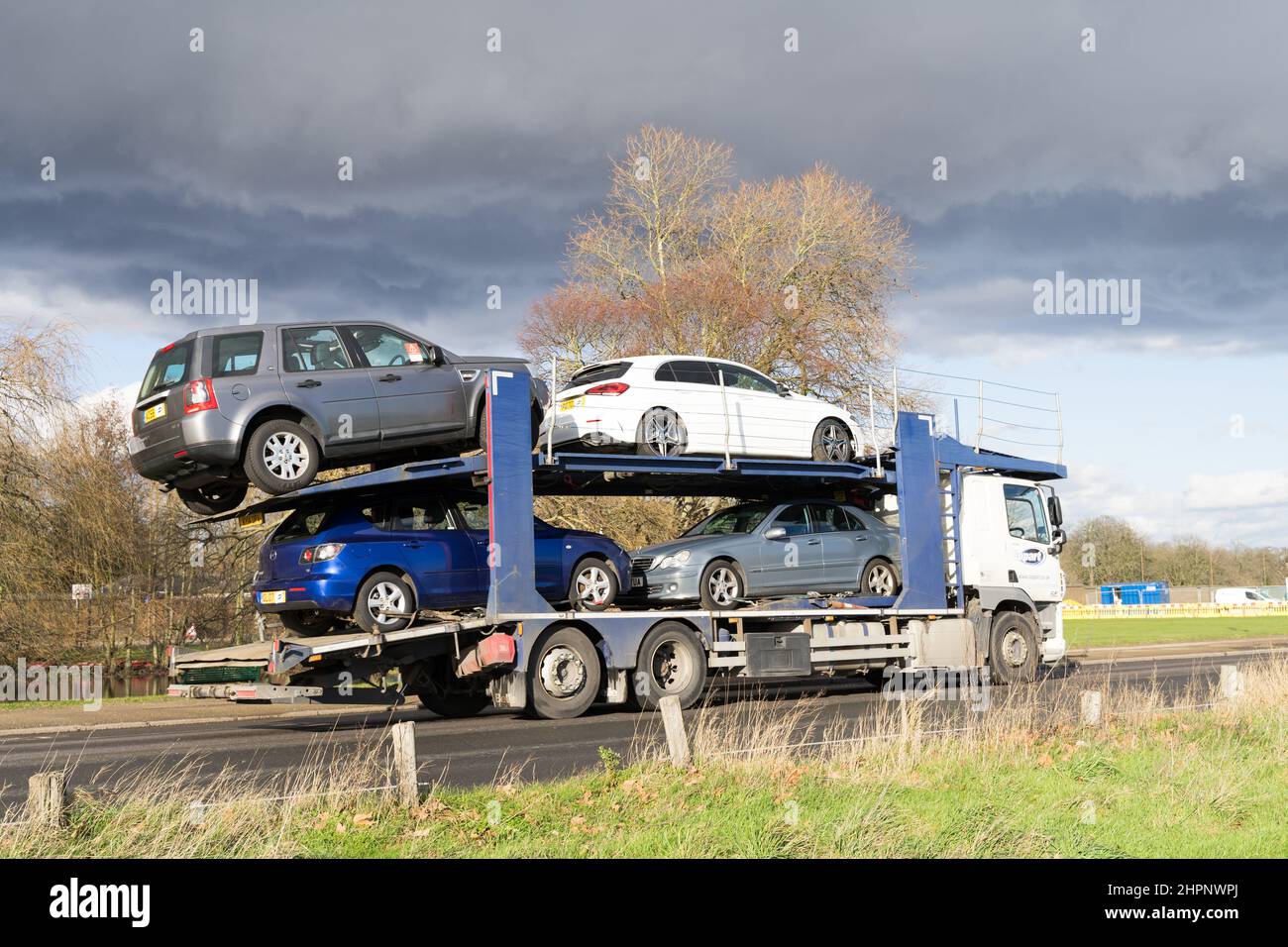 Logistica del trasporto del veicolo, trasporto di automobili su strada A2 Londra Inghilterra Regno Unito Foto Stock