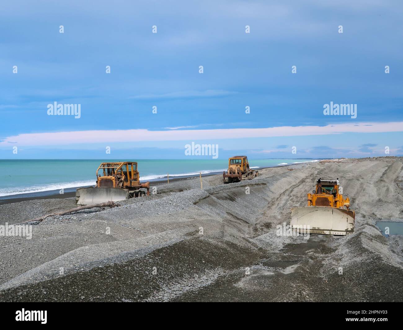 Canterbury, Nuova Zelanda, 20 febbraio 2022: Grandi macchinari scavano un canale verso il mare dal lago Ellesmere per consentire all'acqua inquinata di drenare e mare fresco Foto Stock