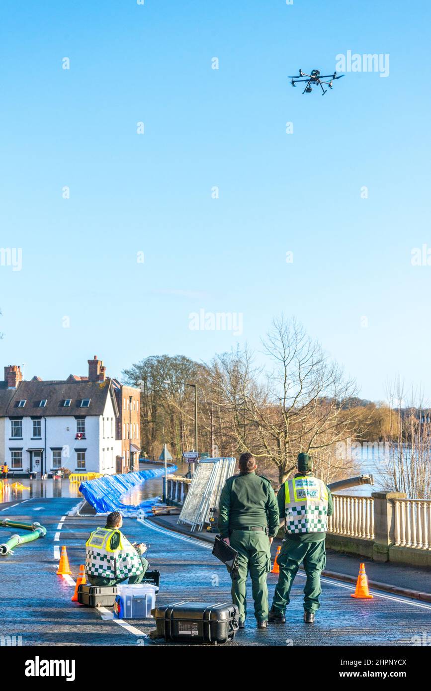 Bewdley,Worcestershire,Inghilterra,UK- Febbraio 22 2022: Un pilota drone con il team West Midlands Ambulance invia un drone per registrare i livelli d'acqua e d Foto Stock