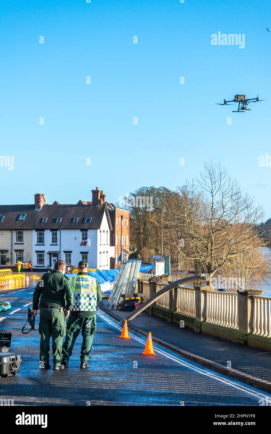 Bewdley,Worcestershire,Inghilterra,UK- Febbraio 22 2022: Un pilota drone con il team West Midlands Ambulance invia un drone per registrare i livelli d'acqua e d Foto Stock