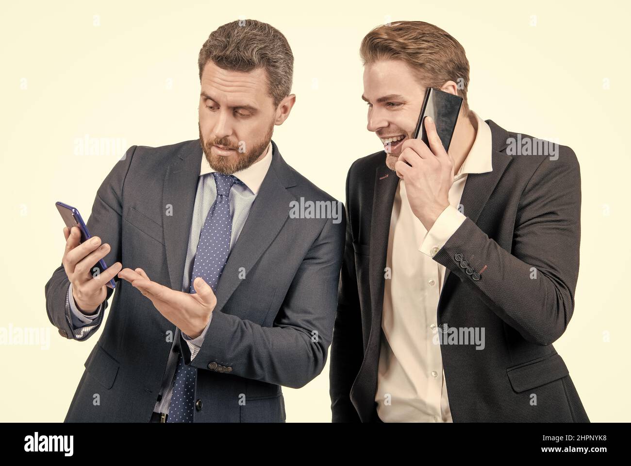 discutere la trattativa online. i dipendenti mostrano lo smartphone al boss. i partner uomini che si occupano delle trattative aziendali. Foto Stock