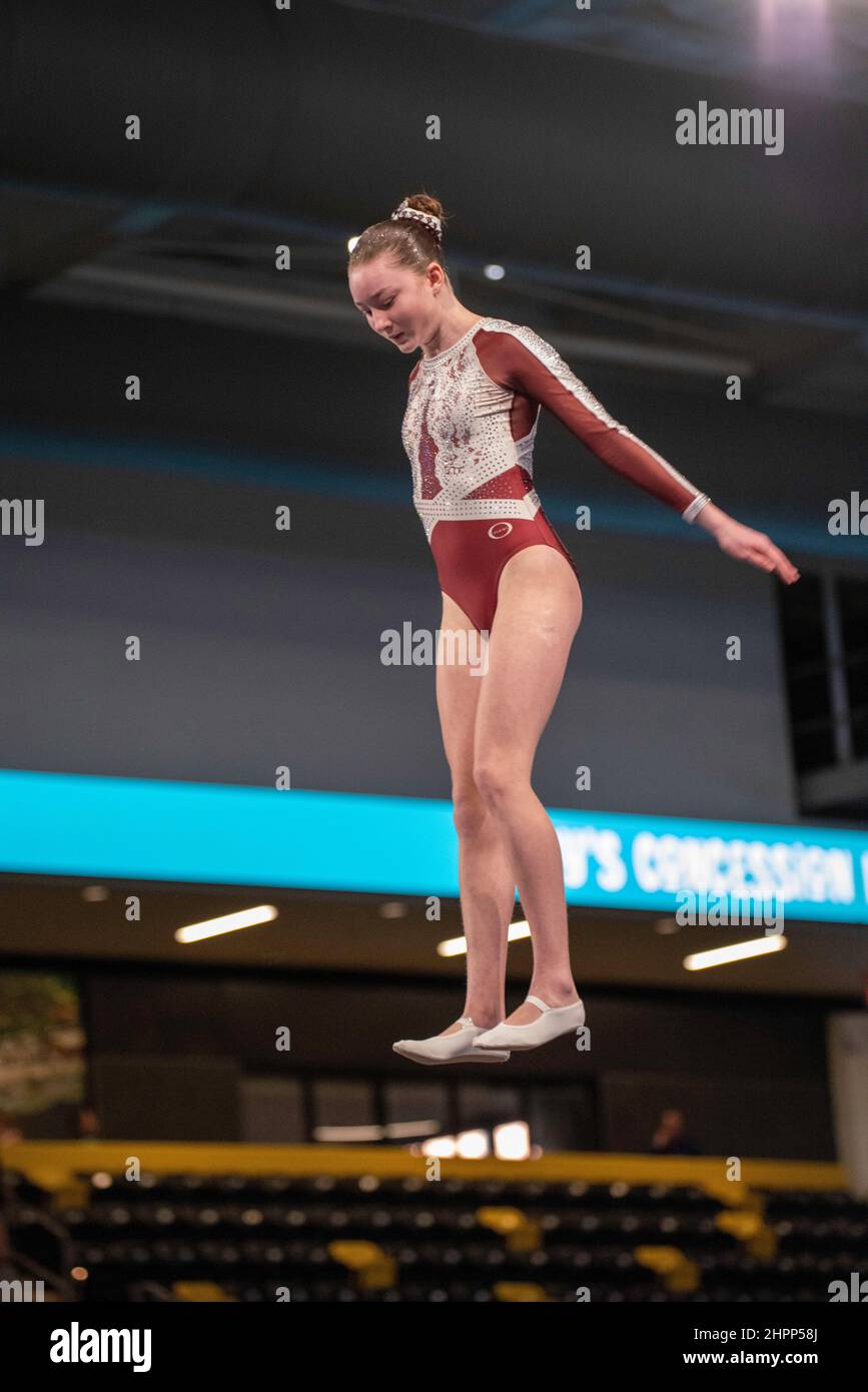 Fotografia di un giovane atleta in competizione al Winter Wonderland Tumbling and Trampoline Meet, Xtreme Events Center, Coralville, Iowa, USA; 20 febbraio Foto Stock