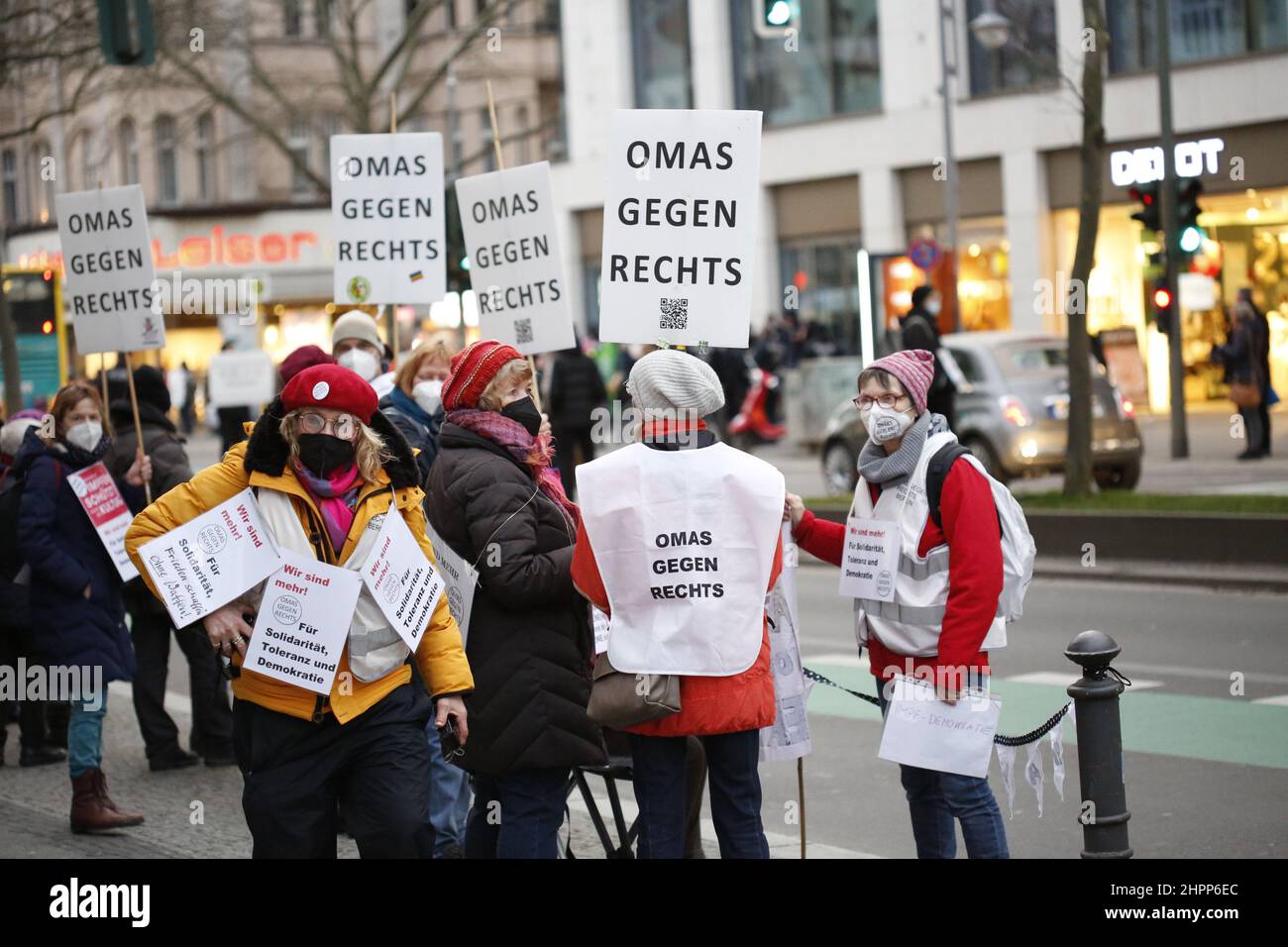 Berlino, Germania. 22nd Feb 2022. Manifestanti contro l'odio e l'odio discorso per la strada nella Schloßstrasse di Berlino-Steglitz. (Foto di Simone Kuhlmey/Pacific Press) Credit: Pacific Press Media Production Corp./Alamy Live News Foto Stock