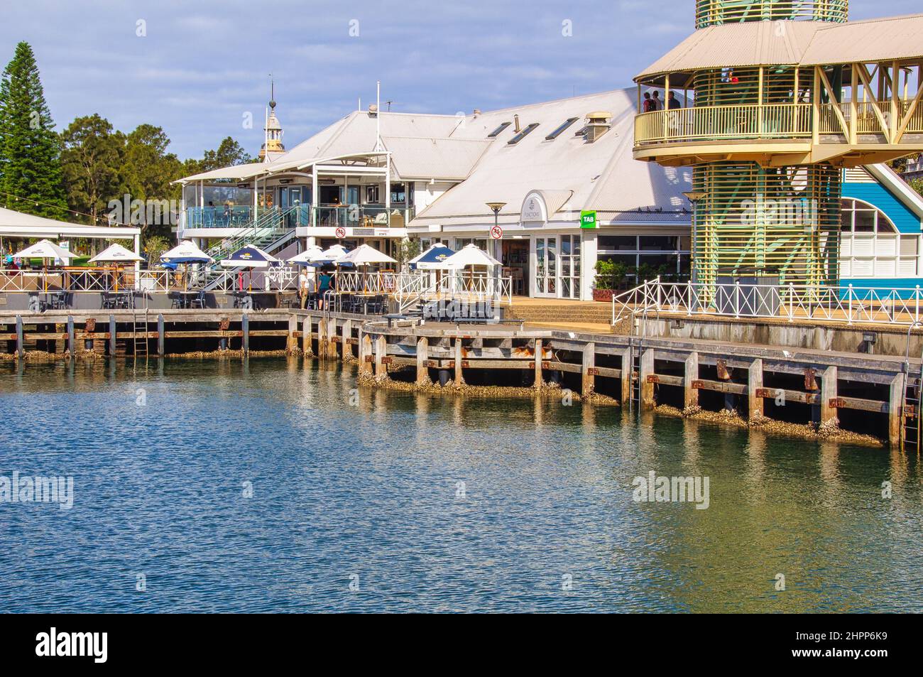 Ristoranti e un hotel accolgono sia i locali che i turisti lungo il sentiero di Foreshore - Newcastle, NSW, Australia Foto Stock