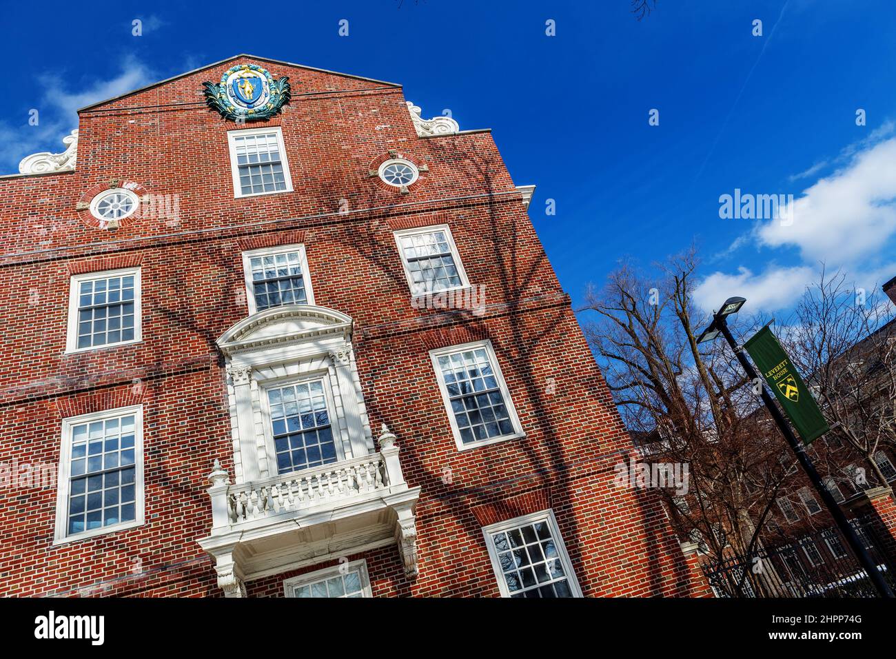 Cambridge, Massachusetts, USA - 16 febbraio 2022: Leverett House è una delle dodici case residenziali per studenti universitari della Harvard University. Foto Stock