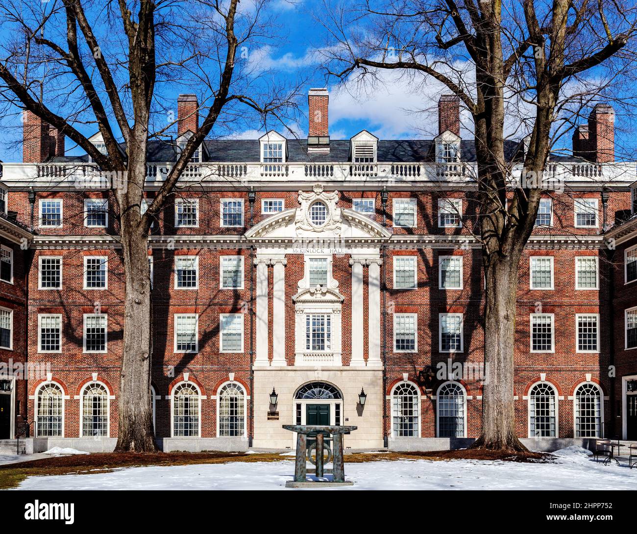 Cambridge, Massachusetts, USA - 16 febbraio 2022: McKinlock Hall è uno degli edifici residenziali universitari che fanno parte della Leverett House. Foto Stock