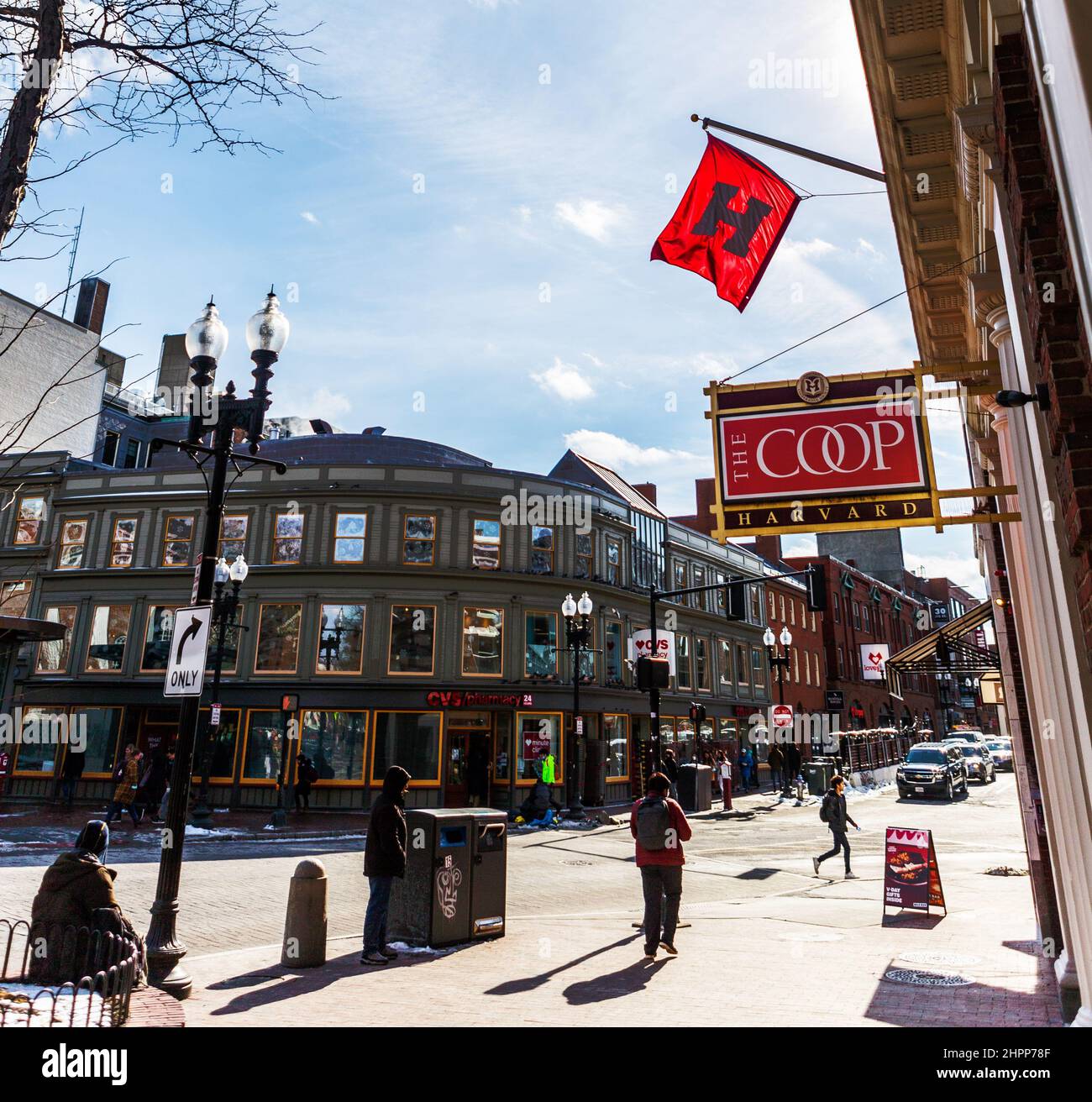 Cambridge, Massachusetts, USA - 16 febbraio 2022: Il segno e la bandiera 'H' della Harvard cooperative Society Building in Massachusetts Avenue. Foto Stock