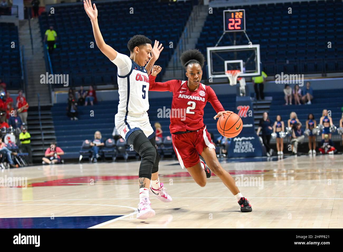 Oxford, MS, Stati Uniti. 22nd Feb 2022. La guardia dell'Arkansas Samara Spencer (2) guida contro Ole' Miss Forward Snudda Collins (5) durante la partita di basket del college tra i Razorbacks dell'Arkansas e i ribelli dell'Ole' Miss il 22 febbraio 2022 presso il Padiglione SJB di Oxford, MS. (Foto di: Kevin Langley/CSM). Credit: csm/Alamy Live News Foto Stock