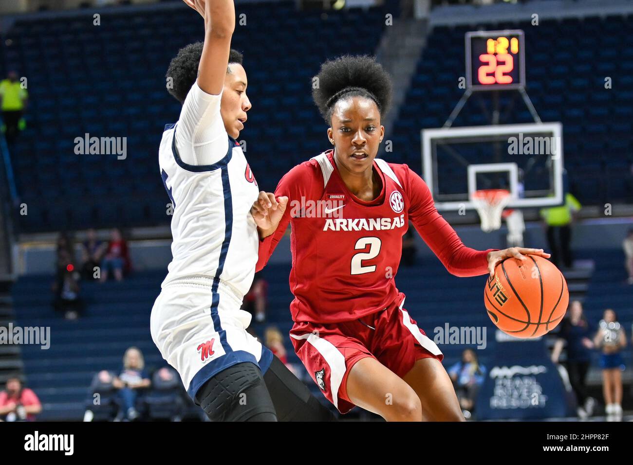 Oxford, MS, Stati Uniti. 22nd Feb 2022. La guardia dell'Arkansas Samara Spencer (2) guida contro Ole' Miss Forward Snudda Collins (5) durante la partita di basket del college tra i Razorbacks dell'Arkansas e i ribelli dell'Ole' Miss il 22 febbraio 2022 presso il Padiglione SJB di Oxford, MS. (Foto di: Kevin Langley/CSM). Credit: csm/Alamy Live News Foto Stock