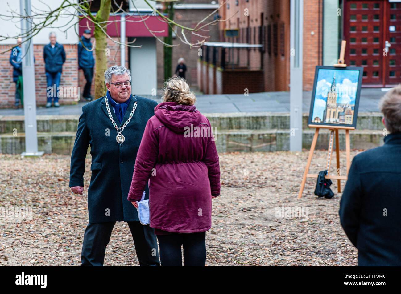 Sindaco di Nijmegen, Hubert Bruls è visto parlare con uno dei suoi assistenti dopo la commemorazione. Il bombardamento di Nijmegen è stato un attacco di bombardamento imprevisto da parte di aerei americani alla città di Nijmegen in Olanda il 22 febbraio 1944. Durante questo bombardamento degli alleati, quasi 800 persone sono state uccise e gran parte del centro della città di Nijmegen è stata distrutta. Ogni 22nd febbraio si svolge una commemorazione ufficiale presso il Raadhuishof, dove si trovava la scuola di Montessori, e dove sono stati uccisi 24 bambini e 8 suore. C'è un monumento chiamato 'De Schommel' che è er Foto Stock