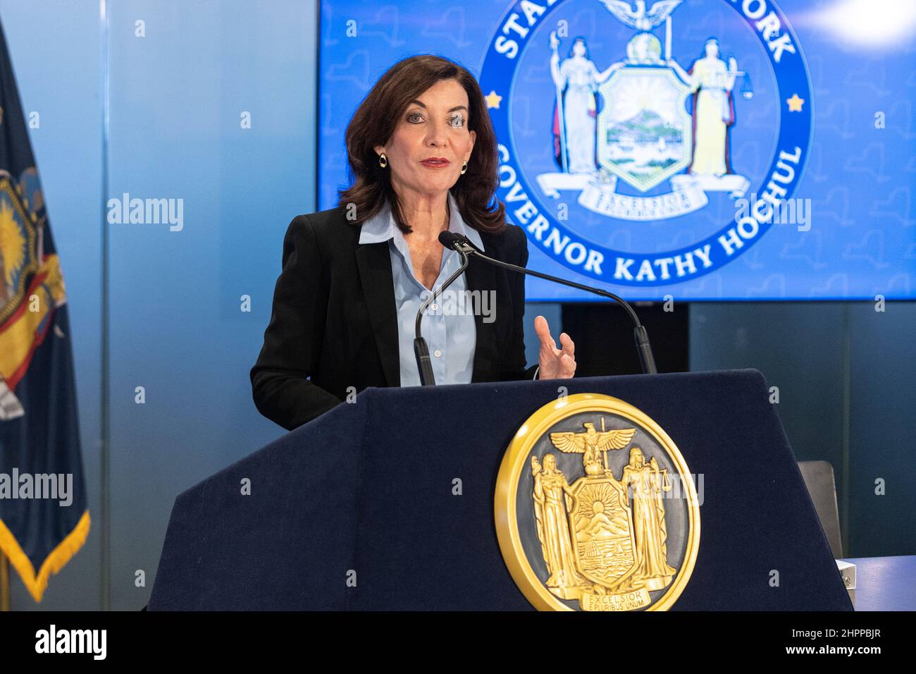 Il governatore Kathy Hochul parla durante l'annuncio per la creazione di un Joint Security Operations Center presso MetroTech Commons a New York il 22 febbraio 2022. L'Operation Center è stato creato per mitigare i potenziali attacchi informatici e per la collaborazione di tutte le agenzie statali e locali. Al governatore si unì il sindaco di New York Eric Adams, sindaco di Albany Kathy Sheehan, sindaco di Yonkers Mike Spano, commissario della divisione NYS della Homeland Security and Emergency Services Jackie Bray e vitalmente il sindaco di Siracusa ben Walsh. Il JSOC di New York fungerà da primo hub del suo genere per Data SH Foto Stock