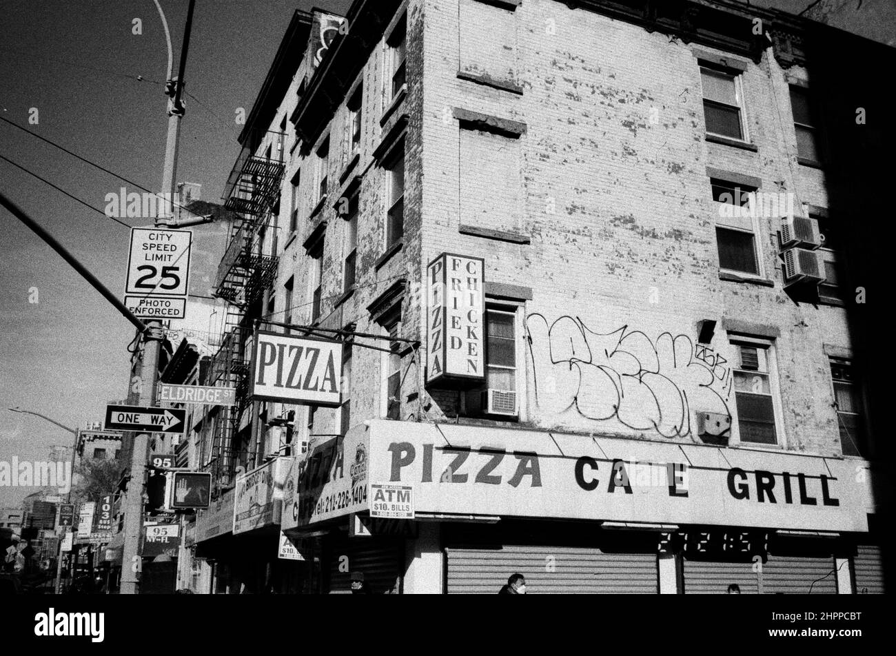 New York, NY, USA. 6th Nov 2021. Fried Chicken pizza grill Eldridge St. (Credit Image: © John Marshall Mantel/ZUMA Press Wire) Foto Stock