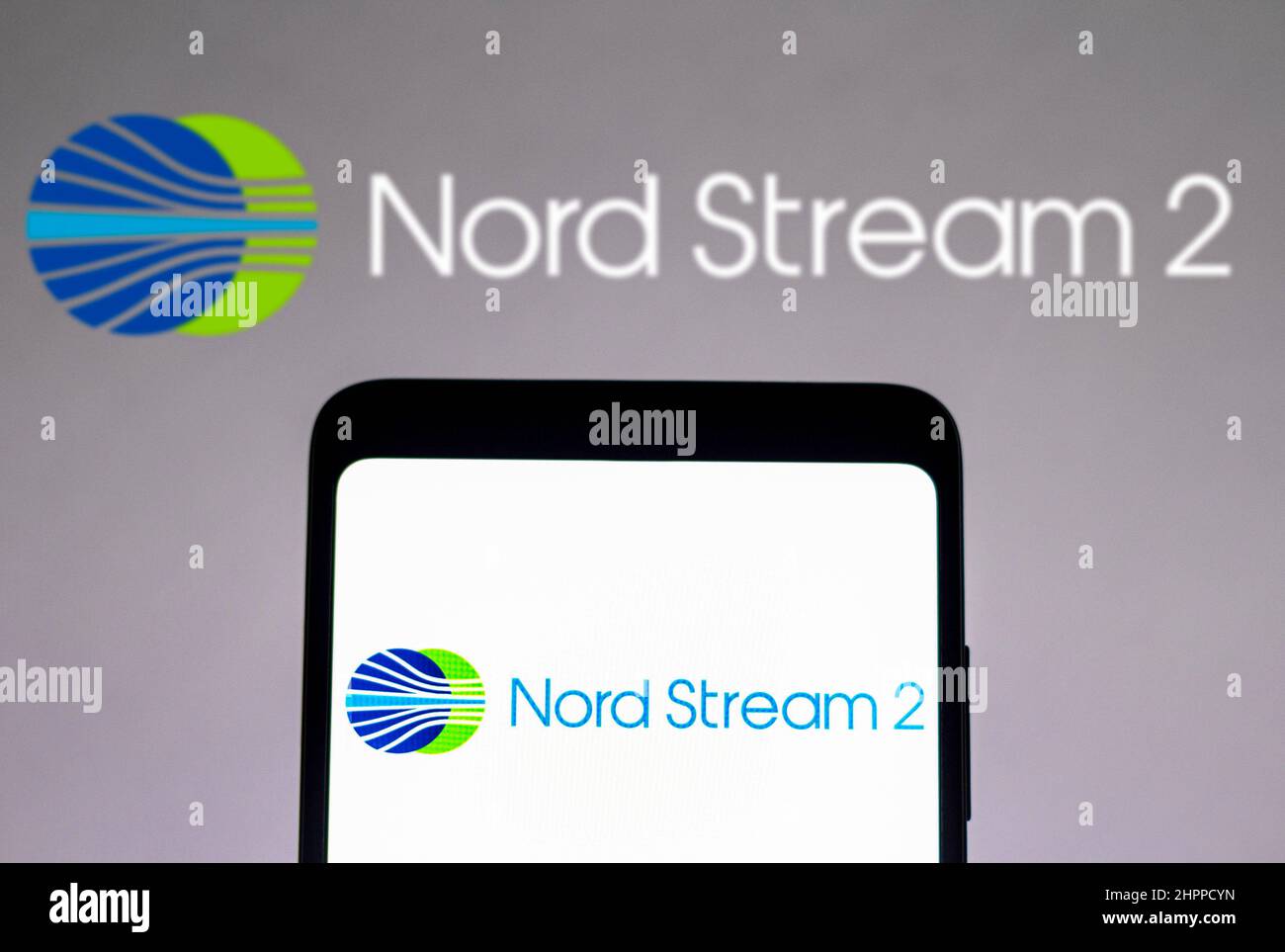 Brasile. 22nd Feb 2022. In questa foto è mostrato il logo Nord Stream 2 visualizzato su uno smartphone e sullo sfondo. Credit: SOPA Images Limited/Alamy Live News Foto Stock
