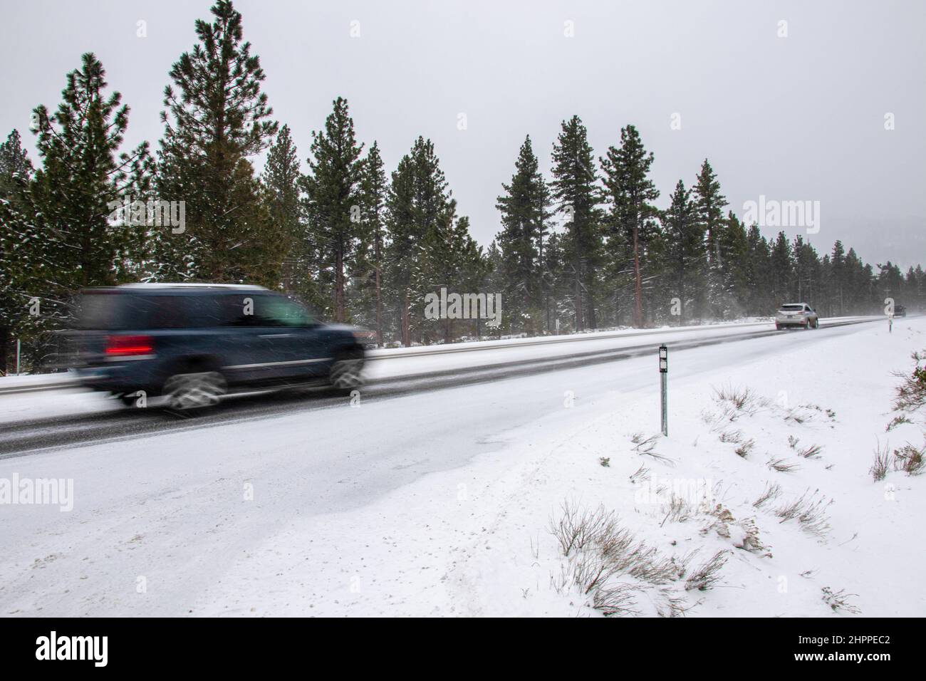 Reno, Stati Uniti. 22nd Feb 2022. Le auto guidano su una strada di montagna. Le condizioni della strada invernale peggiorano con la caduta di neve in montagna. Catene ove richiesto su tutti i veicoli tranne la trazione a 4 ruote motrici con pneumatici da neve. (Foto di Ty o'Neil/SOPA Images/Sipa USA) Credit: Sipa USA/Alamy Live News Foto Stock