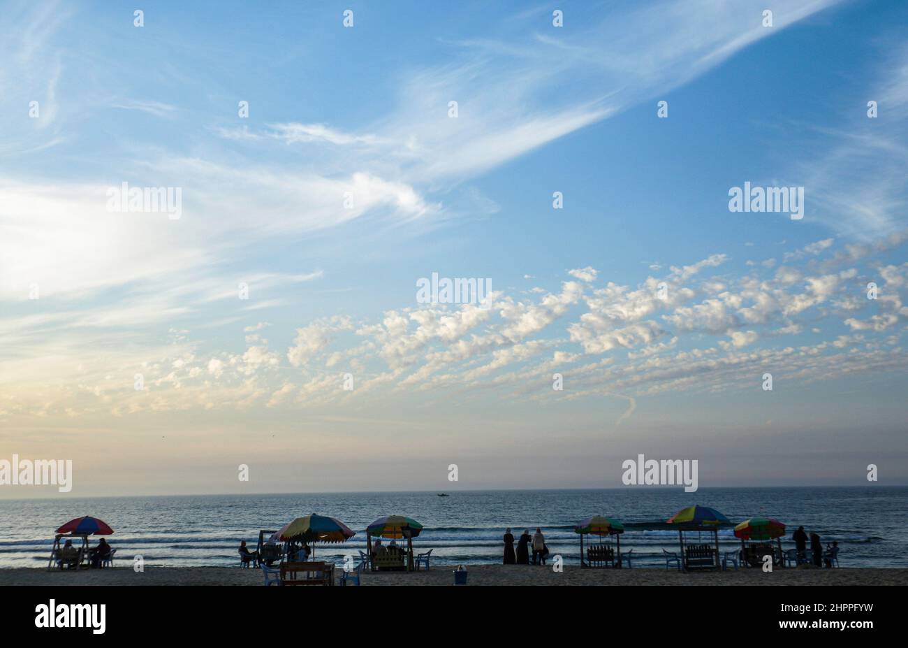 Città di Gaza, Palestina. 22nd Feb 2022. I palestinesi si godono il loro tempo lungo la riva del mare. La spiaggia è uno dei pochi luoghi pubblici aperti in questa città densamente popolata. (Foto di Mahmoud Issa/SOPA Images/Sipa USA) Credit: Sipa USA/Alamy Live News Foto Stock