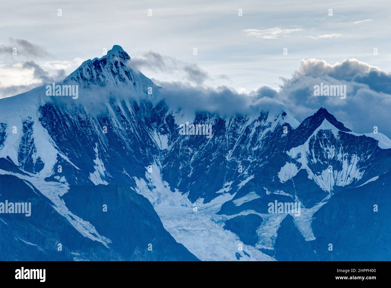 DEQIN, CINA - Vista serale della Riserva Naturale della montagna della neve di Meili. Un paesaggio famoso a Deqin, Yunnan, Cina. Foto Stock