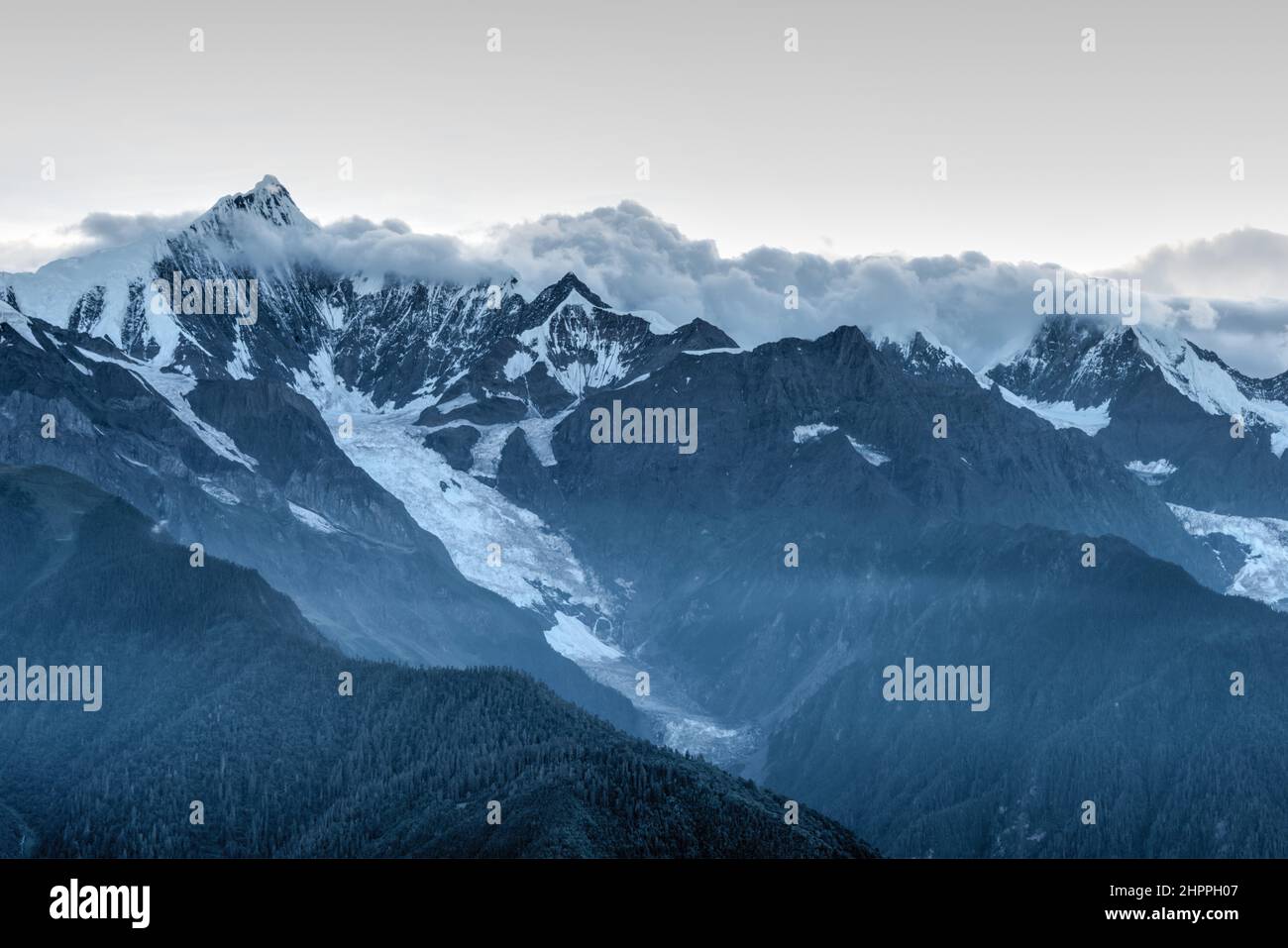 DEQIN, CINA - Vista serale della Riserva Naturale della montagna della neve di Meili. Un paesaggio famoso a Deqin, Yunnan, Cina. Foto Stock
