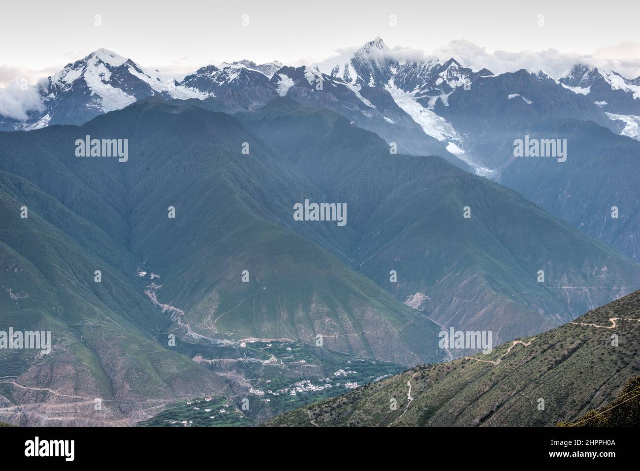 DEQIN, CINA - Vista serale della Riserva Naturale della montagna della neve di Meili. Un paesaggio famoso a Deqin, Yunnan, Cina. Foto Stock