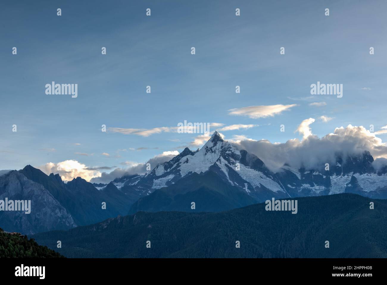 DEQIN, CINA - Agosto 3 2014: Vista serale della Riserva Naturale della montagna della neve di Meili. Un paesaggio famoso a Deqin, Yunnan, Cina. Foto Stock