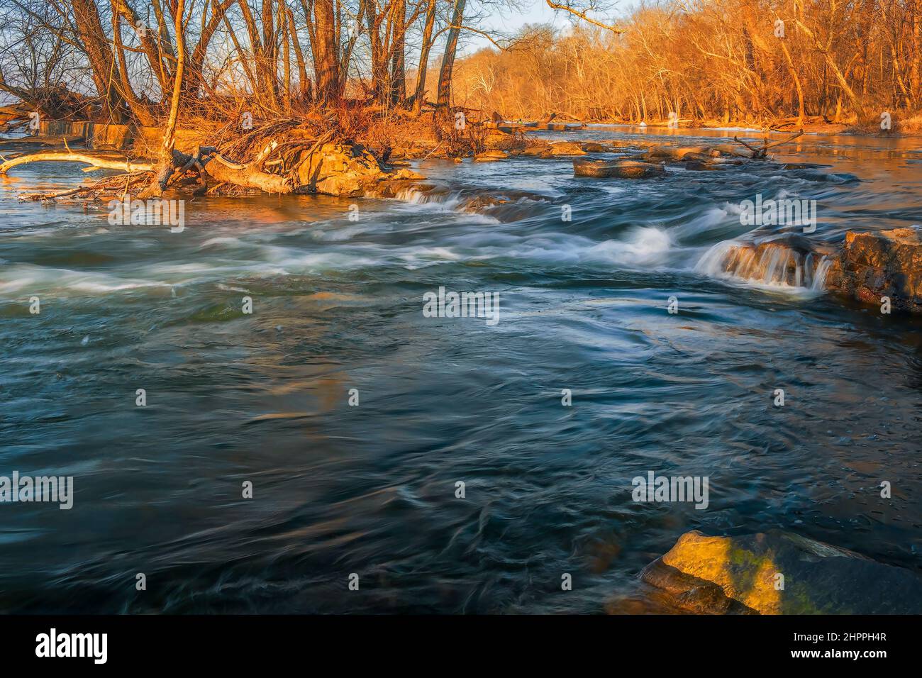 Rapide sul fiume Potomac all'alba. Blocco 23 di Chesapeake e Ohio Canal National Historical Park. Maryland. USA Foto Stock