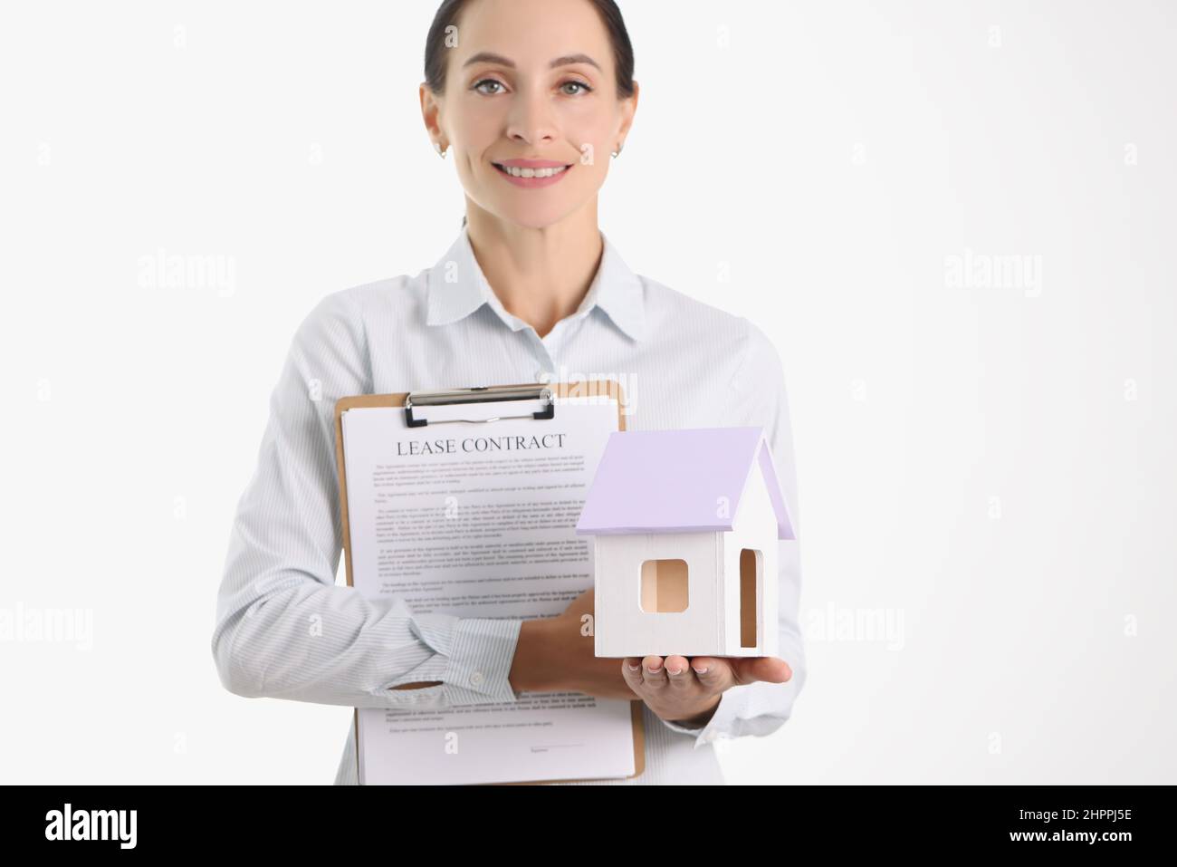 Agente immobiliare che detiene casa e contratto di locazione closeup Foto Stock