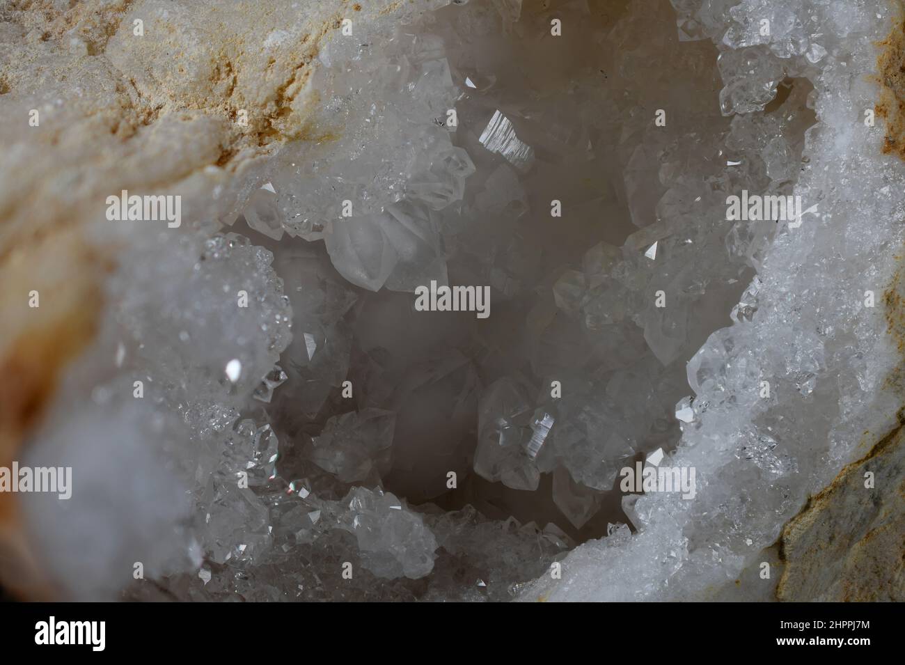 White Quartz Crystal Geode primo piano fotografato con una Nikon D850. Il quarzo bianco ha il significato e le proprietà per purificare l'energia negativa. Foto Stock