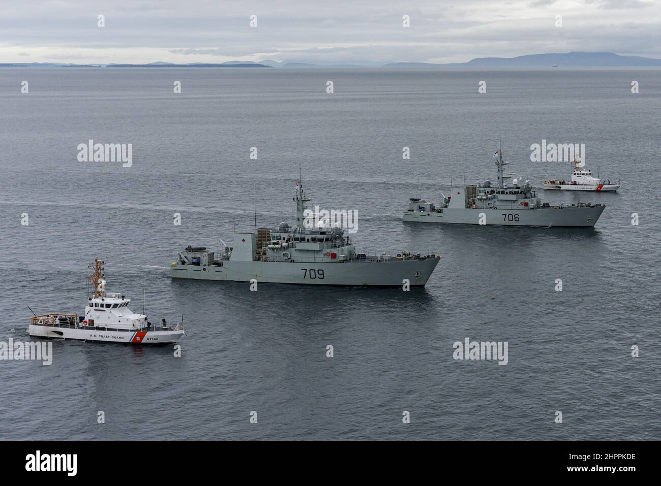 La guardia costiera degli Stati Uniti Cutter Blue Shark [WPB 87360] e la guardia costiera degli Stati Uniti Cutter Osprey [WPB 87307] fiancheggiano HMCS Saskatoon e HMCS Yellowknife dalla Royal Canadian Navy durante un esercizio congiunto nel Mare delle Salve il 17 febbraio 2022. L'esercizio è stato condotto per addestrare e preparare gli equipaggi della Royal Canadian Navy per gli spiegamenti a supporto delle operazioni contro gli stupefacenti degli Stati Uniti. (STATI UNITI Foto della Guardia Costiera di Petty ufficiale 2nd Classe Steve Strohmaier) Foto Stock