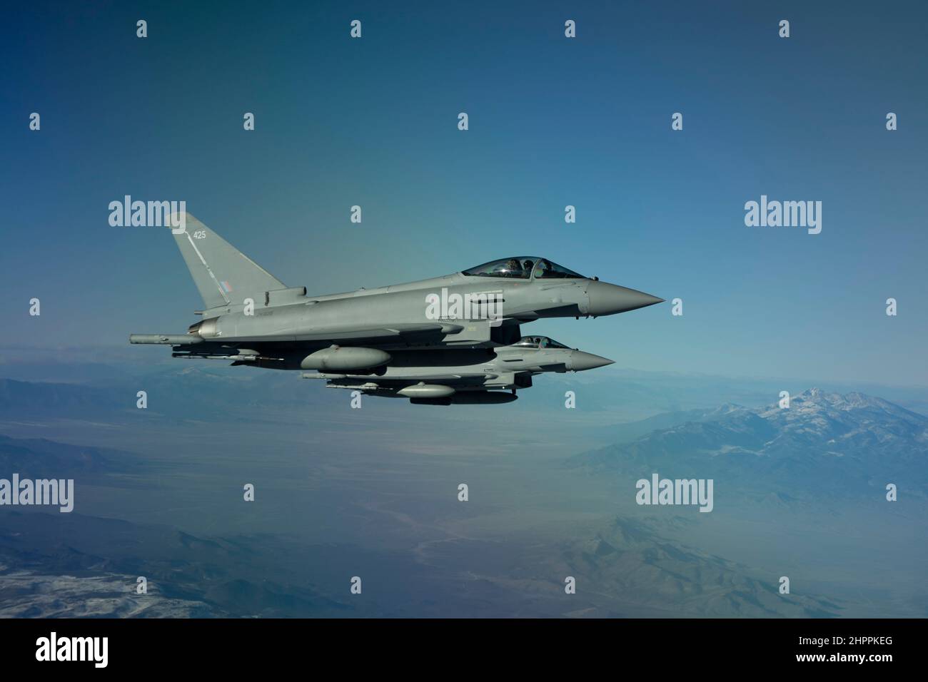 Due Royal Air Force Eurofighter Typhoon FGR4s assegnati a 1 (Fighter) Squadron, RAF Lossiemouth, Regno Unito, aspettano di ricevere rifornimento aria-aria da un velivolo RAF Voyager durante una missione Red Flag-Nellis 22-1 dal 3 febbraio 2022, alla base dell'aeronautica di Nellis, Nevada. La Nevada Test and Training Range è la principale area di addestramento militare dell'aviazione militare degli Stati Uniti, con oltre 12.000 chilometri quadrati di spazio aereo e 2,9 milioni di ettari di terreno. (STATI UNITI Air Force foto di Airman 1st Classe Zachary Rufus) Foto Stock