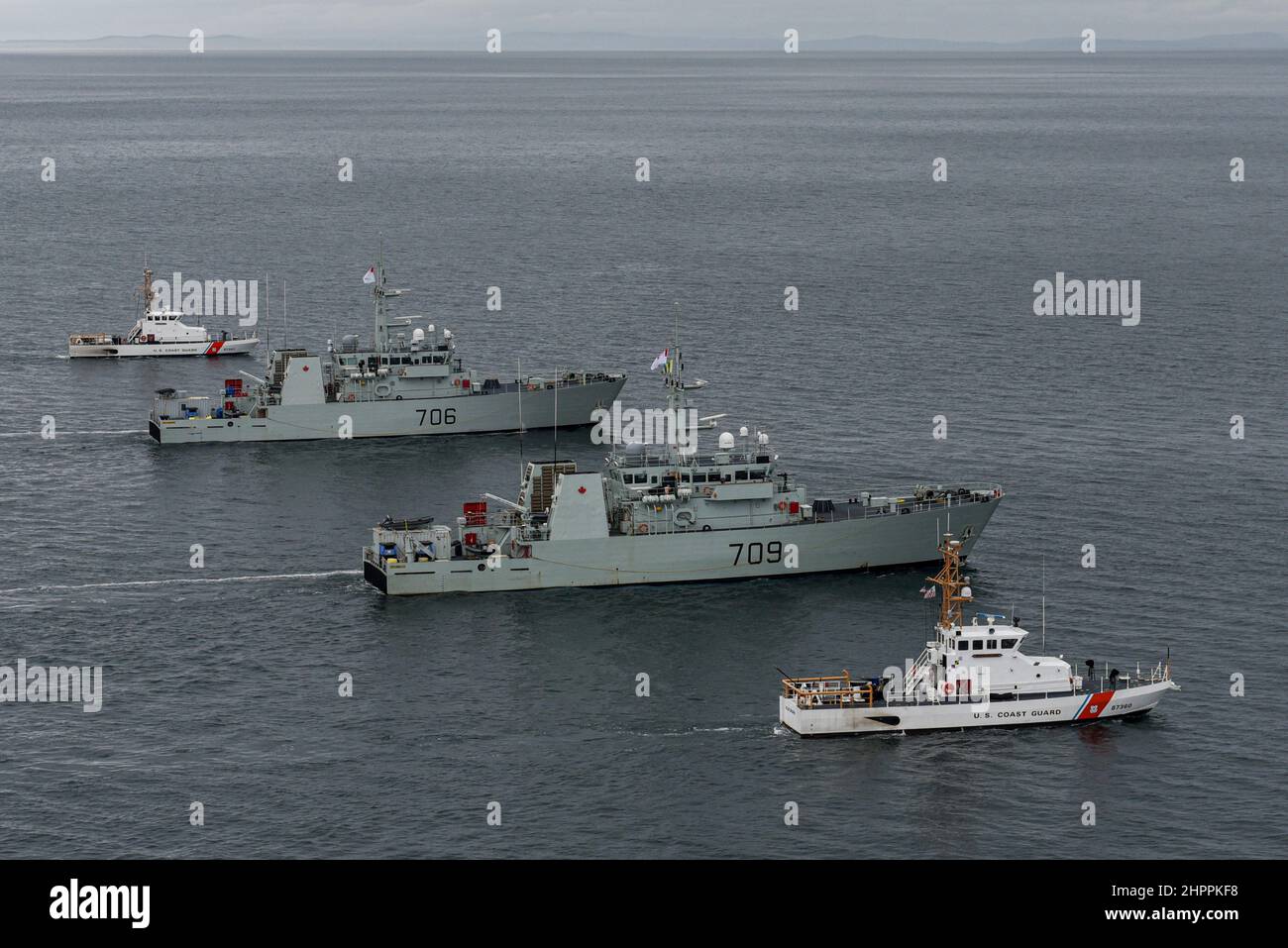 La guardia costiera degli Stati Uniti Cutter Blue Shark [WPB 87360] e la guardia costiera degli Stati Uniti Cutter Osprey [WPB 87307] fiancheggiano HMCS Saskatoon e HMCS Yellowknife dalla Royal Canadian Navy durante un esercizio congiunto nel Mare delle Salve il 17 febbraio 2022. L'esercizio è stato condotto per addestrare e preparare gli equipaggi della Royal Canadian Navy per gli spiegamenti a supporto delle operazioni contro gli stupefacenti degli Stati Uniti. (STATI UNITI Foto della Guardia Costiera di Petty ufficiale 2nd Classe Steve Strohmaier) Foto Stock